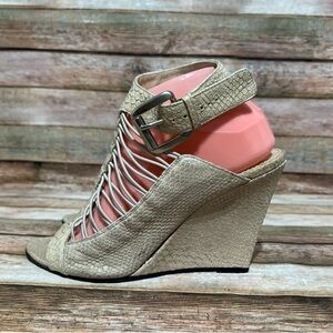 Used, but in great condition ladies IT|39.5 US9.5 GIVEN HY reptile skin wedges